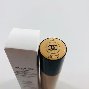 CHANEL Makeup - Chanel Vitalumiere Aqua Foundation 20 Beige CHANEL Makeup - Chanel Vitalumiere Aqua Foundation 20 Beige